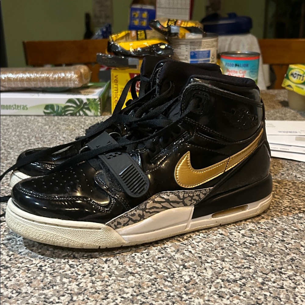 Nike air legacy 312 black/gold patent